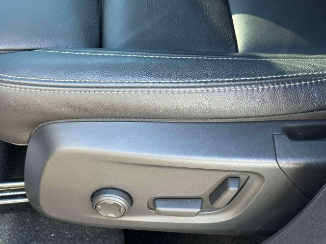 2024 Volvo XC40 B5 Plus Dark Theme